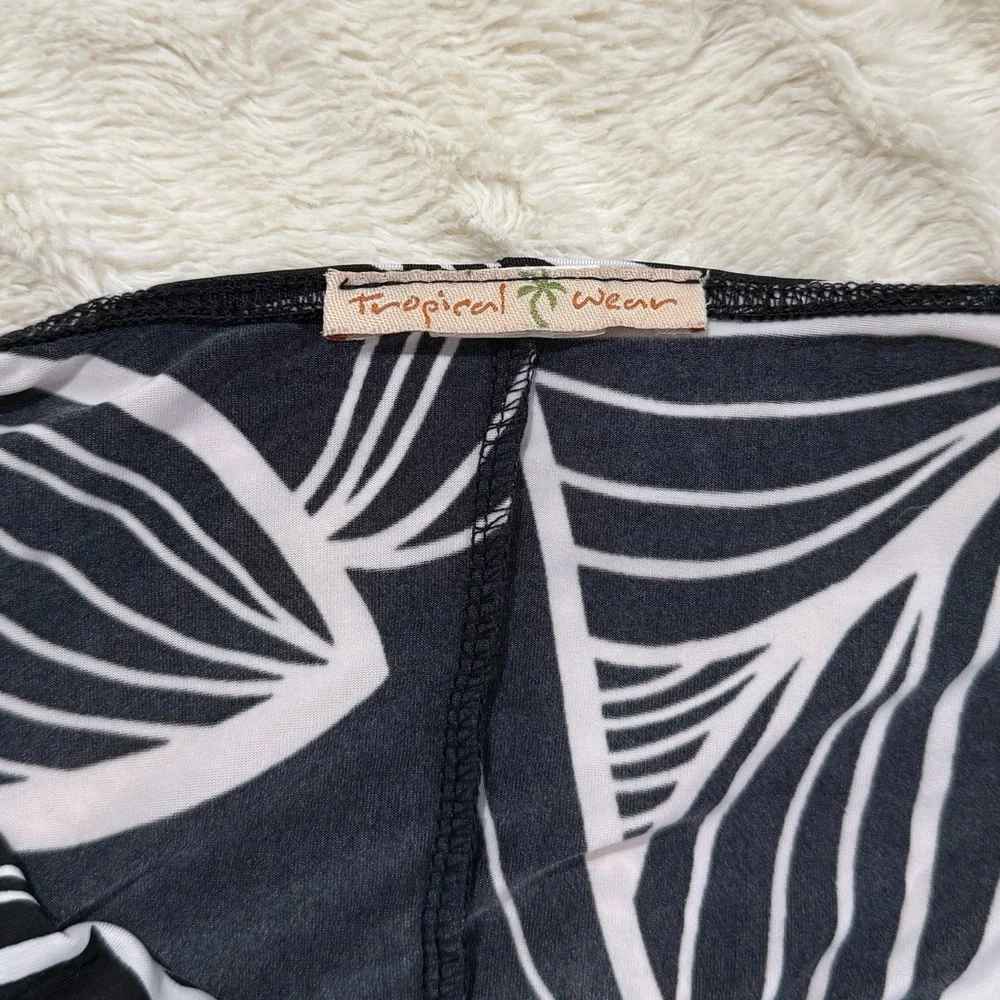 Elegant Black and White Halter Dress - Picture 6 of 6